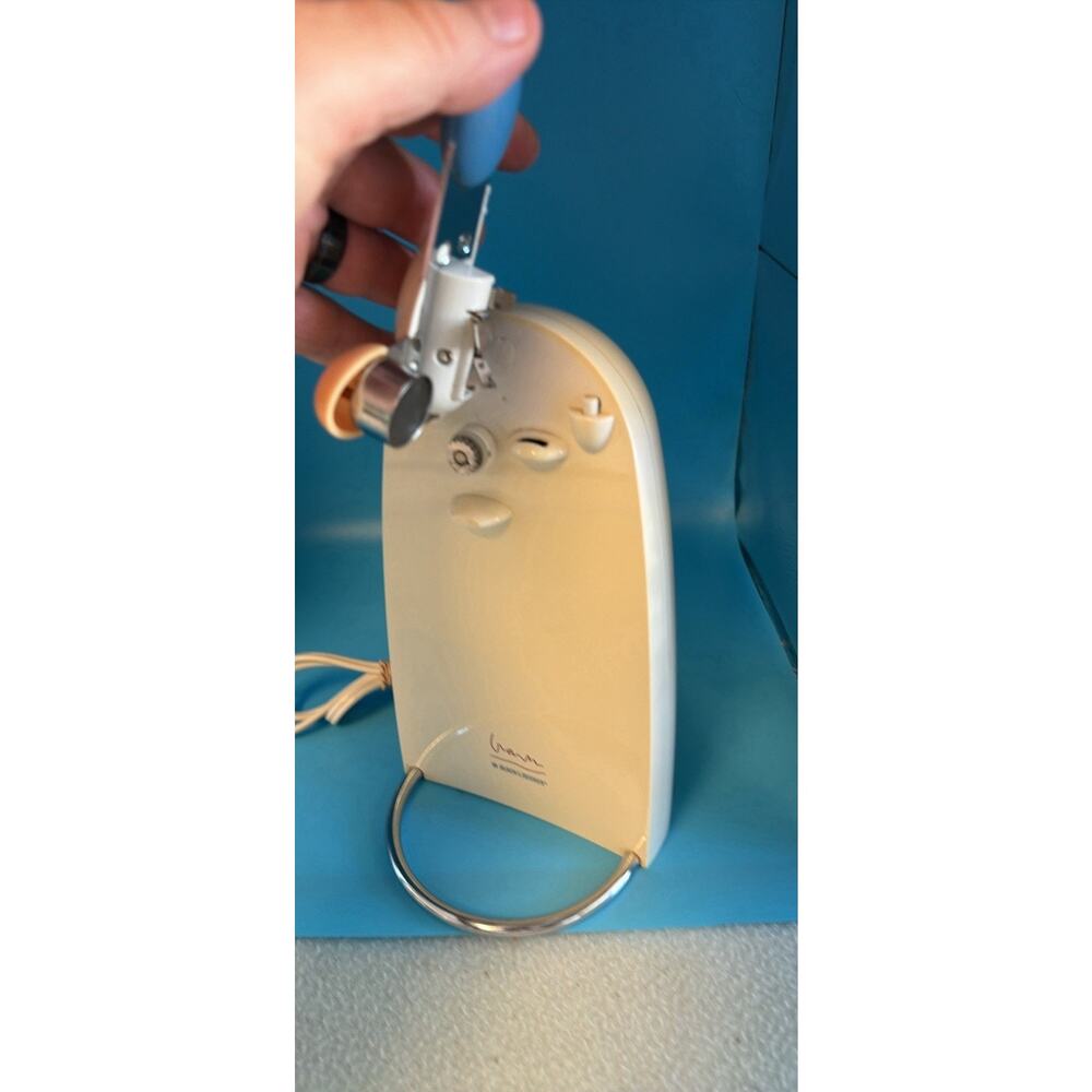 Vintage BLACK+DECKER MGD150 Electric Can Opener, White Plastic, 120V - Picture 4 of 5